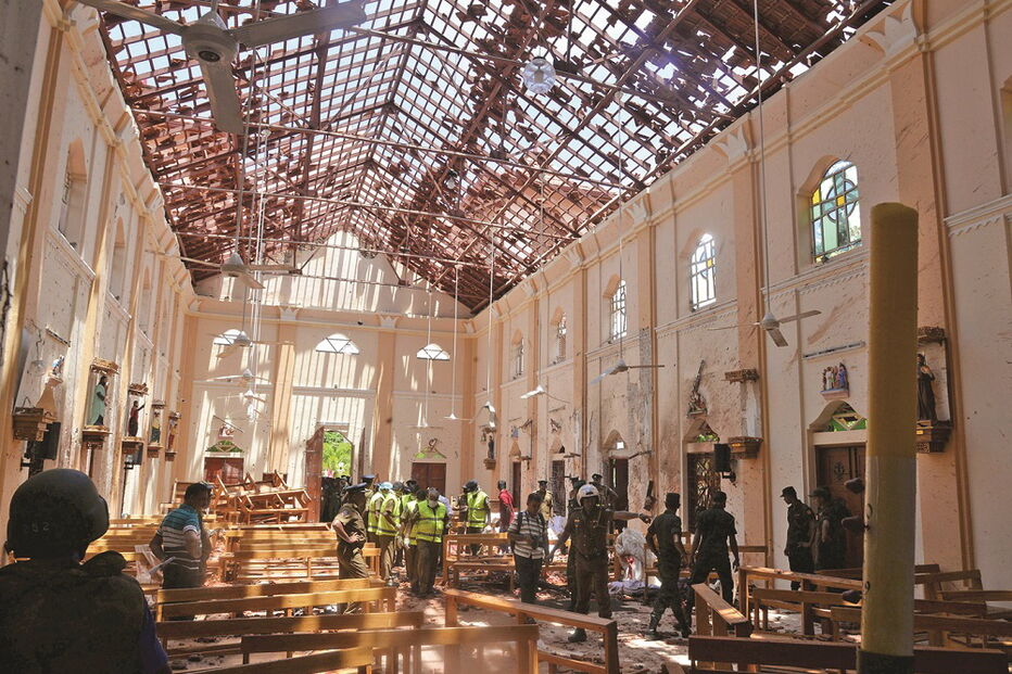 Corpos de várias pessoas foram retirados da igreja de São Sebastião, em Negombo 