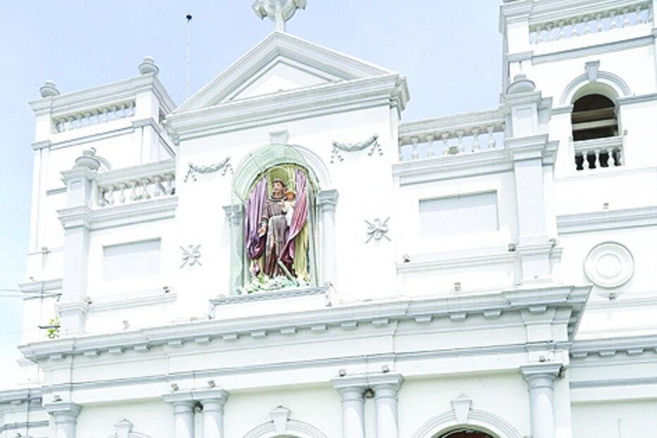 Vigilância no exterior de uma igreja  