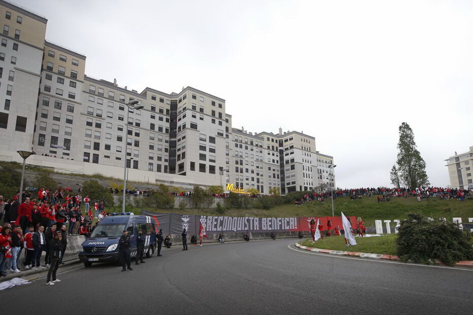 Adeptos esperam autocarro do Benfica junto a rotunda do Estádio da Luz