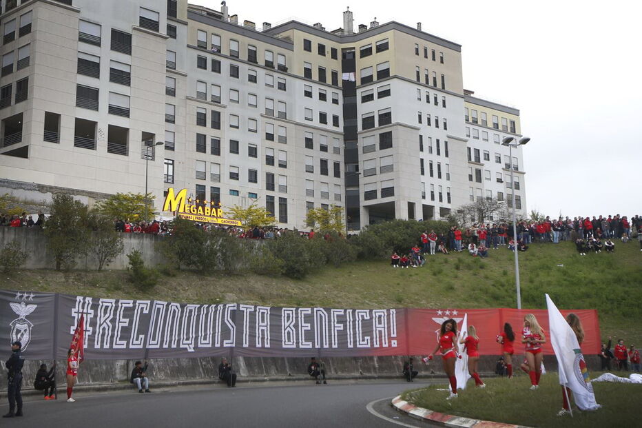 Adeptos esperam autocarro do Benfica junto a rotunda do Estádio da Luz