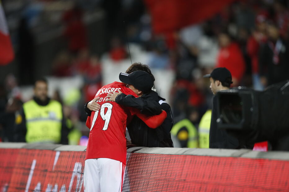 João Félix abraçado ao irmão após marcar o primeiro golo do Benfica-Marítimo