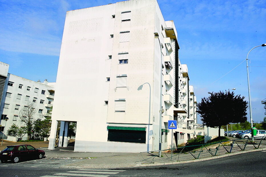 Local onde homem de 31 anos foi baleado na barriga, na Amadora 