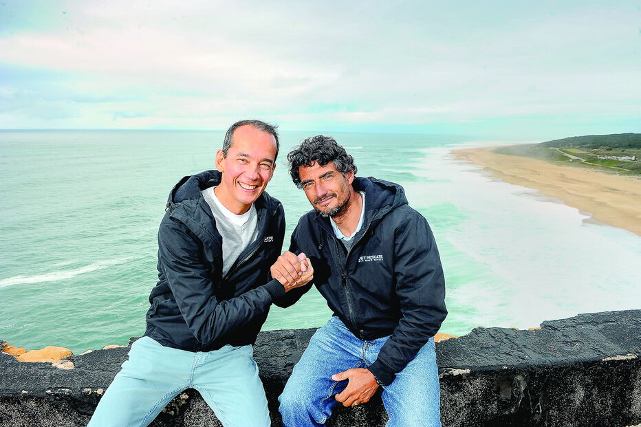 Villas-Boas (à esq.) e Ramon Laureano que o resgatou das ondas da praia do Norte 