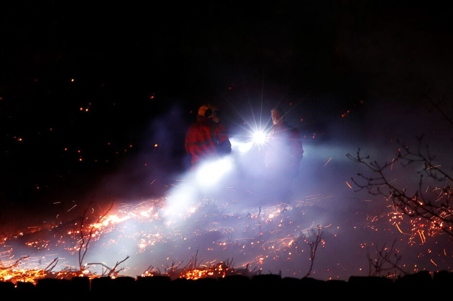 Bombeiros lutam para apagar vários incêndios no Reino Unido 