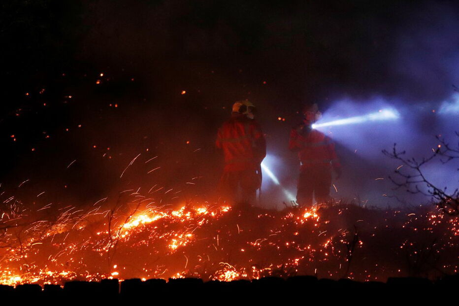 Bombeiros lutam para apagar vários incêndios no Reino Unido 