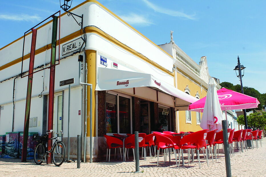 No Vila Raiana os ladrões partiram o vidro de uma janela para entrar no café e concretizar o assalto 