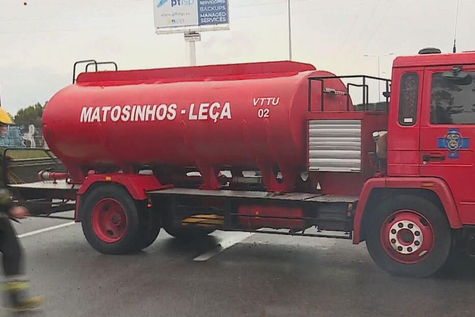 A28 cortada entre Matosinhos e Leça da Palmeira devido a despiste de camião