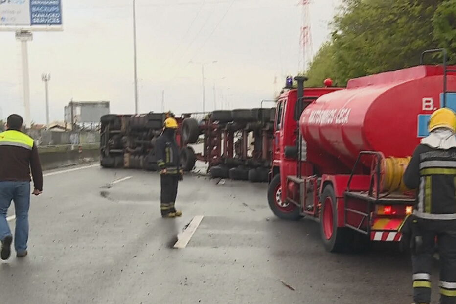 A28 cortada entre Matosinhos e Leça da Palmeira devido a despiste de camião