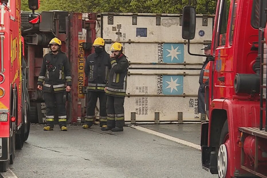 A28 cortada entre Matosinhos e Leça da Palmeira devido a despiste de camião
