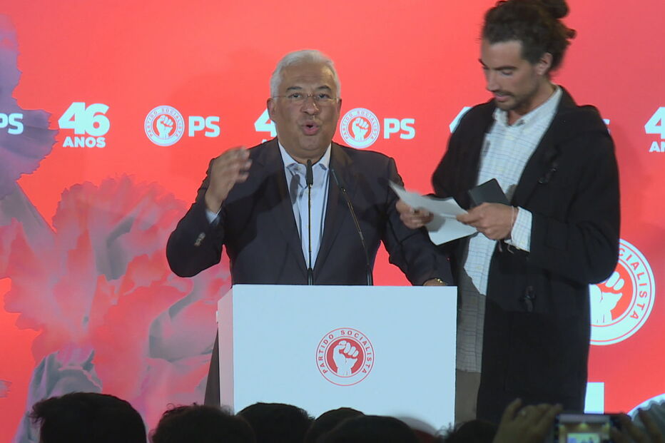 Jovens interrompem discurso de Costa no aniversário do PS