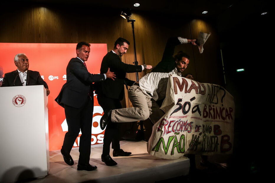 Ativistas interrompeu António Costa