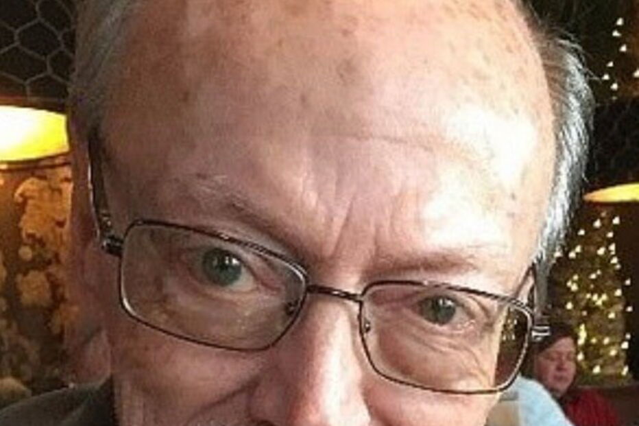 Fotografia mostra cão debruçado sobre o caixão do dono em funeral