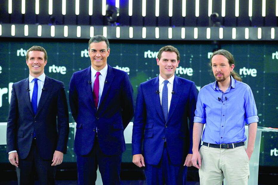 Os líderes posaram antes do debate na TV pública: Pablo Casado, Pedro Sánchez, Albert Rivera e Pablo Iglésias   