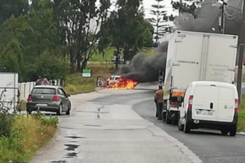 Chamas consomem carro em Torres Vedras