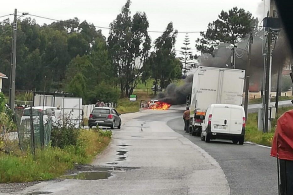 Chamas consomem carro em Torres Vedras