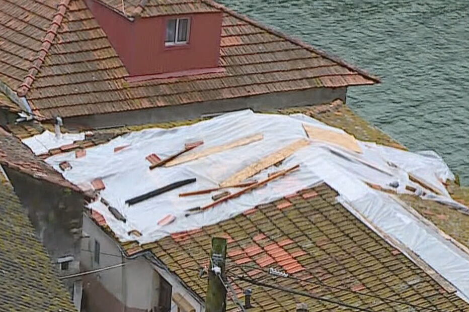 Grua que caiu em cima de habitações no Porto já foi retirada