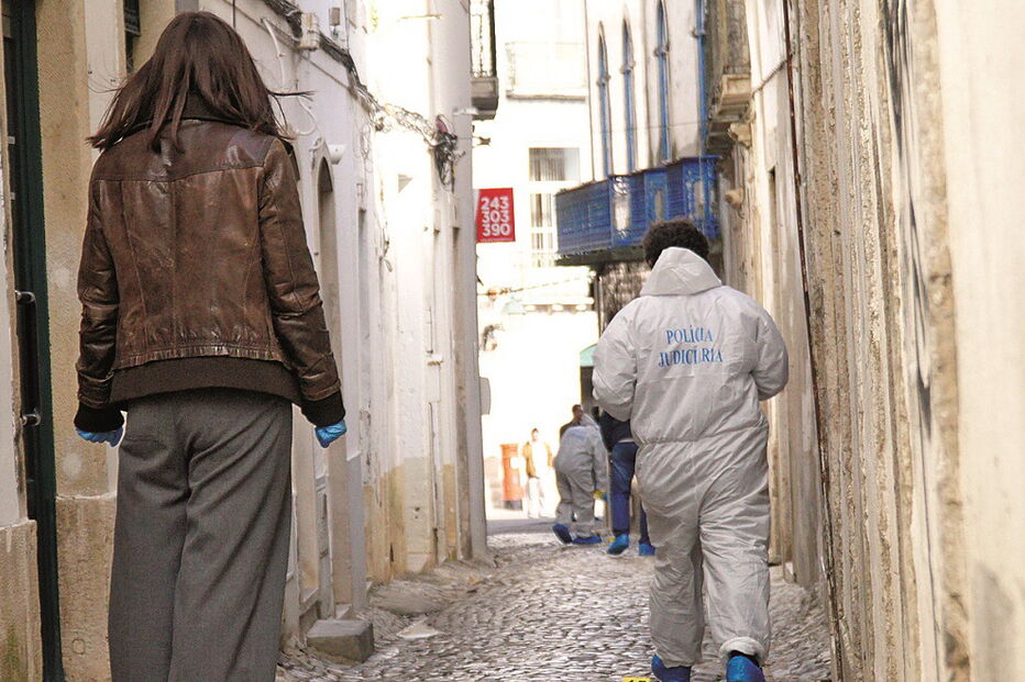 Polícia Judiciária junto à habitação onde ocorreu o crime 