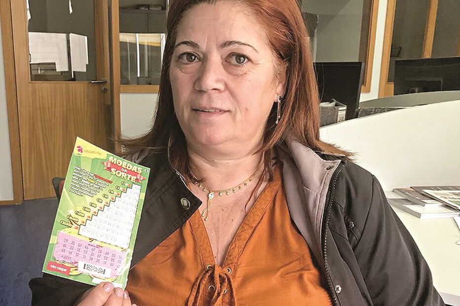 Maria Freitas com a raspadinha ‘Moedas da Sorte’, que lhe daria direito a um prémio de 10 mil euros  