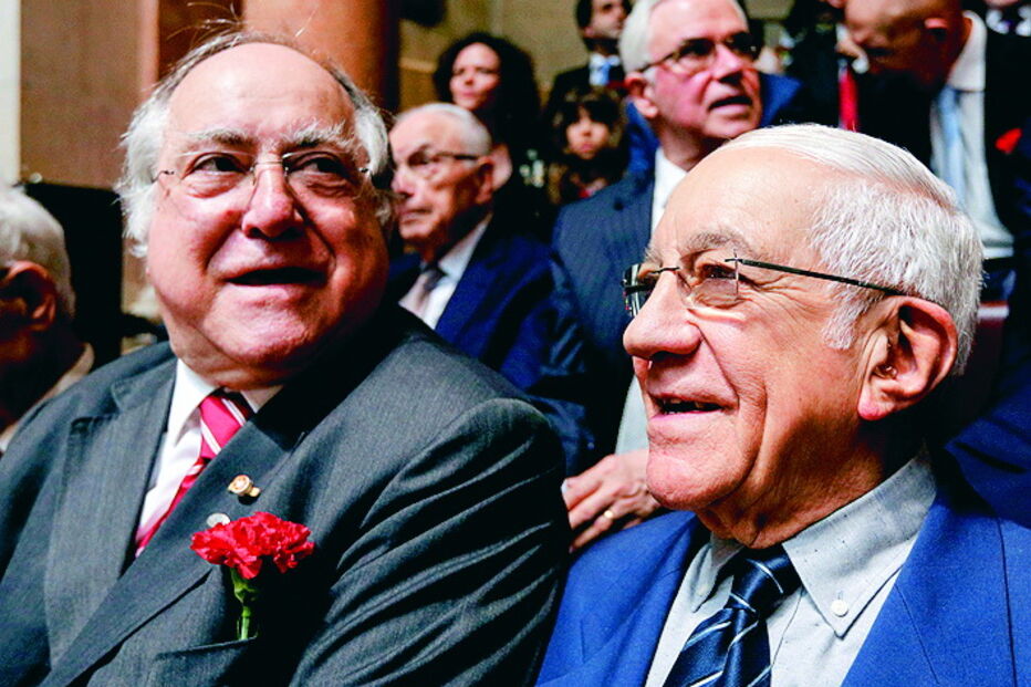 Dois dos capitães de abril, Vasco Lourenço (à esquerda) e Otelo Saraiva de Carvalho, deverão voltar ao Parlamento para assistir aos discursos que celebram a revolução 