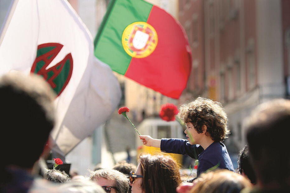 A avenida da Liberdade, em Lisboa, volta a ser palco esta tarde do tradicional desfile popular que festeja a Revolução dos Cravos 