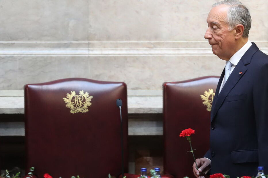 Sessão solene do 25 de Abril começou com Marcelo com cravo na mão