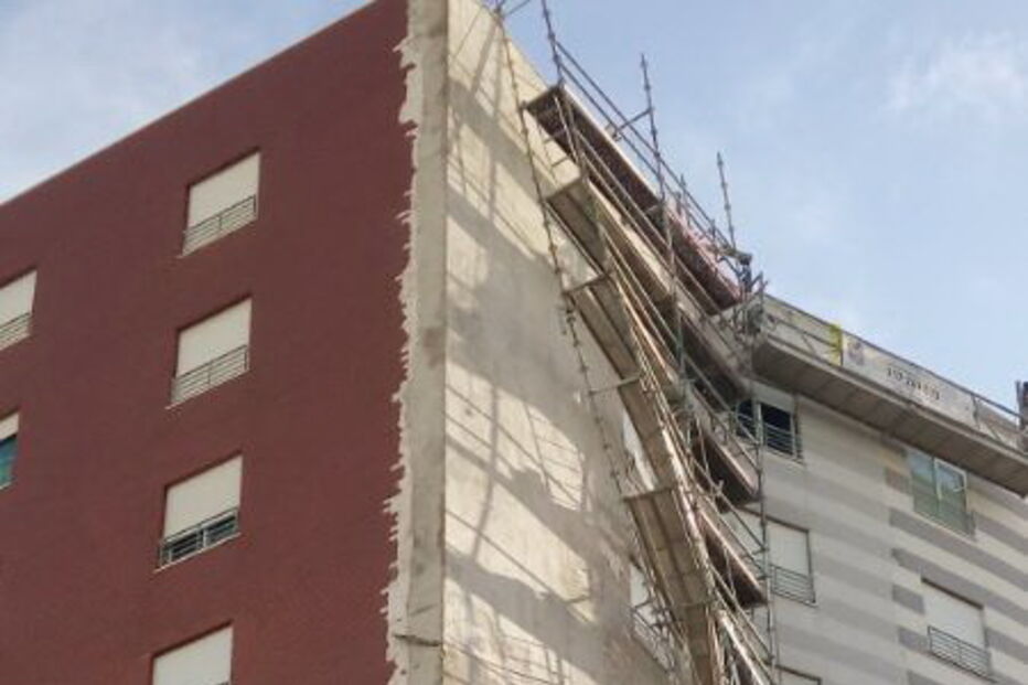 Bombeiros retiram andaime em risco de queda em Setúbal