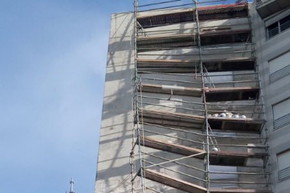 Bombeiros retiram andaime em risco de queda em Setúbal