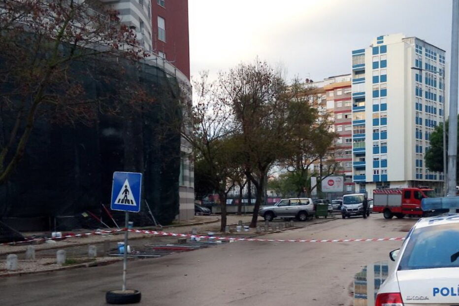 Bombeiros retiram andaime em risco de queda em Setúbal