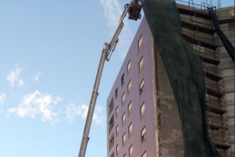 Bombeiros retiram andaime em risco de queda em Setúbal