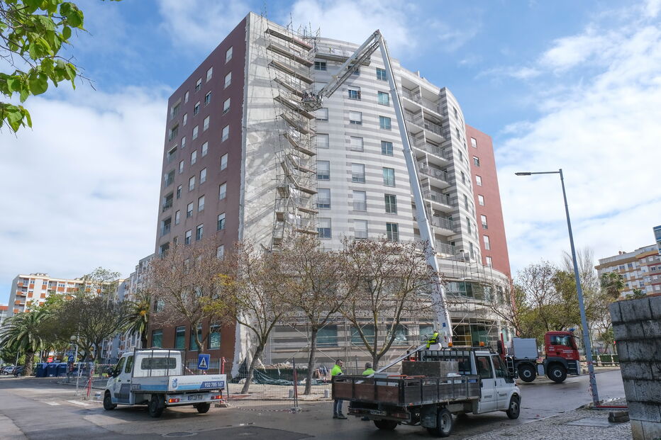 Bombeiros retiram andaime em risco de queda em Setúbal