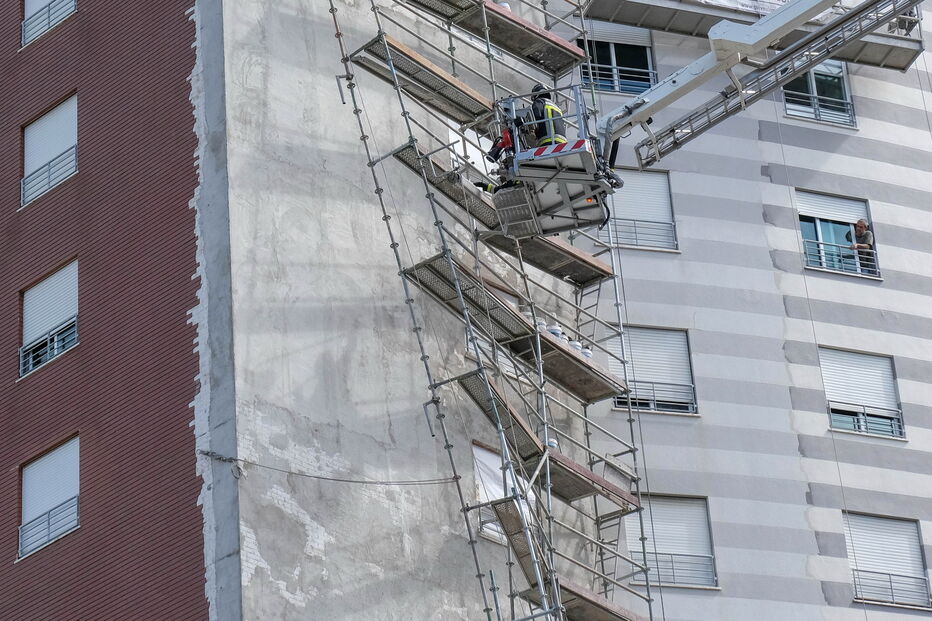 Bombeiros retiram andaime em risco de queda em Setúbal