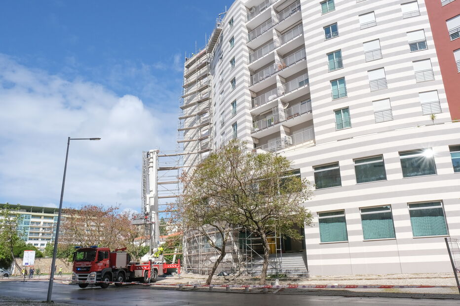 Bombeiros retiram andaime em risco de queda em Setúbal