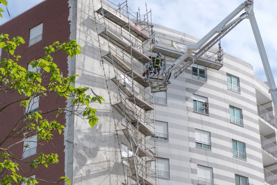 Bombeiros retiram andaime em risco de queda em Setúbal