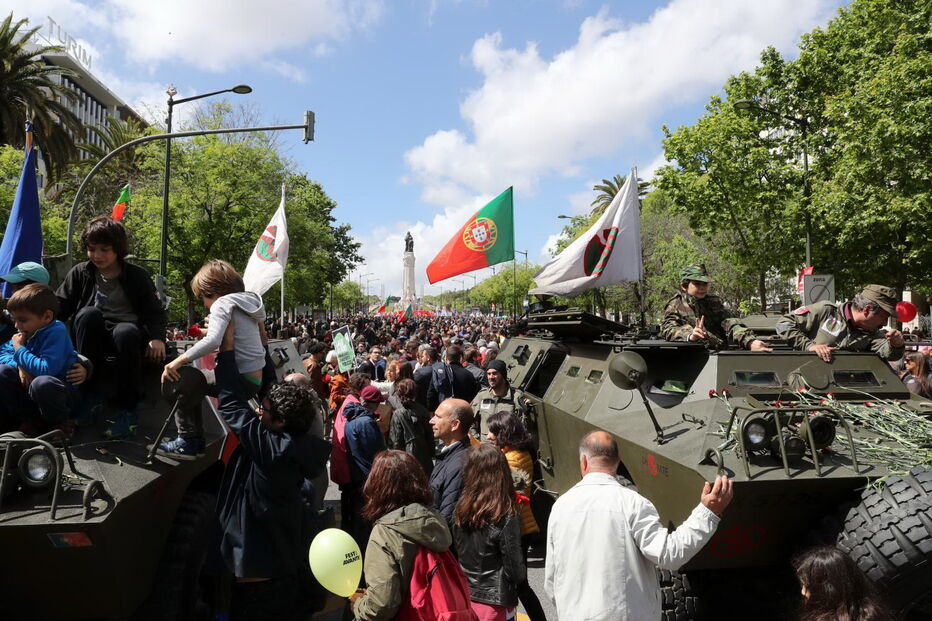 Milhares desfilam em Lisboa para lembrar 'Revolução dos Cravos' nos 45 anos do 25 de Abril