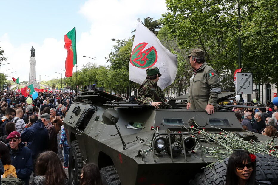 Milhares desfilam em Lisboa para lembrar 'Revolução dos Cravos' nos 45 anos do 25 de Abril