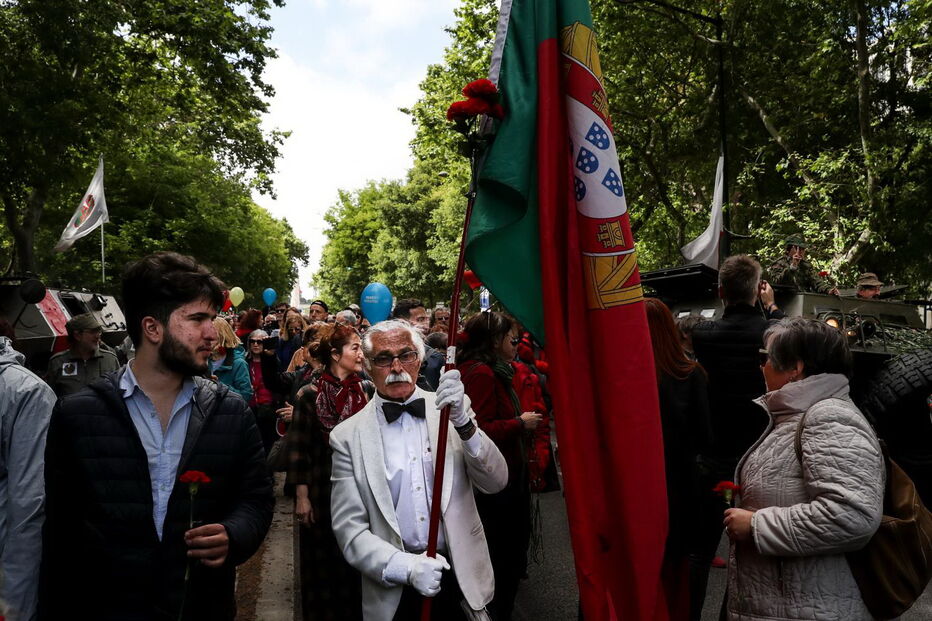 Milhares desfilam em Lisboa para lembrar 'Revolução dos Cravos' nos 45 anos do 25 de Abril