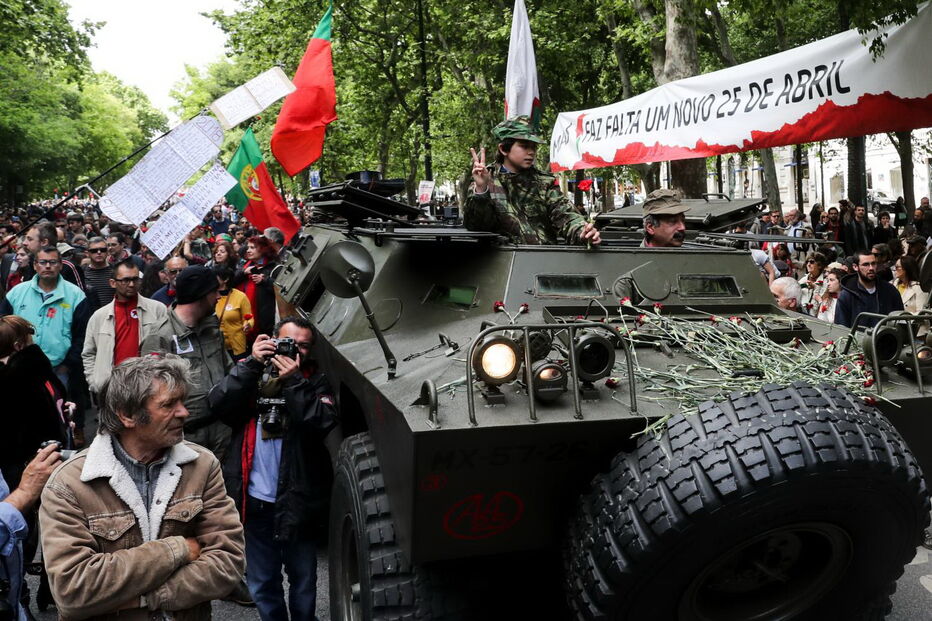 Milhares desfilam em Lisboa para lembrar 'Revolução dos Cravos' nos 45 anos do 25 de Abril