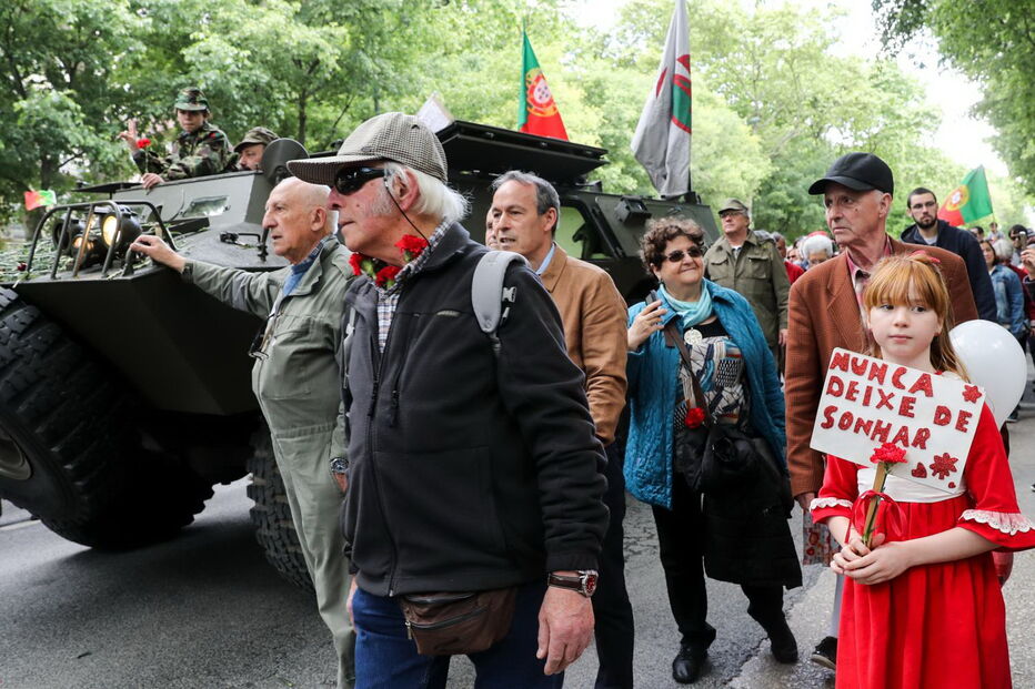 Milhares desfilam em Lisboa para lembrar 'Revolução dos Cravos' nos 45 anos do 25 de Abril