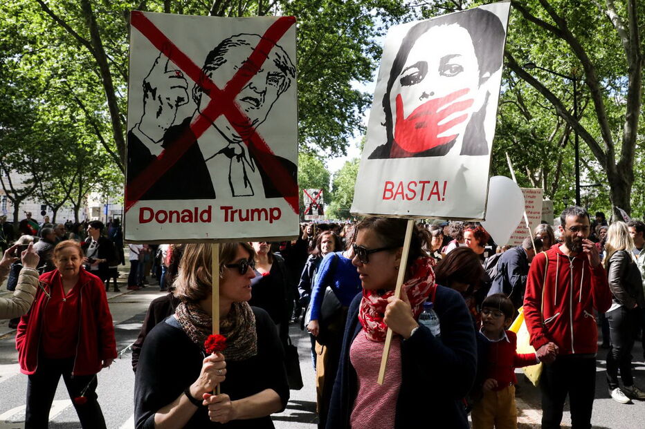 Milhares desfilam em Lisboa para lembrar 'Revolução dos Cravos' nos 45 anos do 25 de Abril