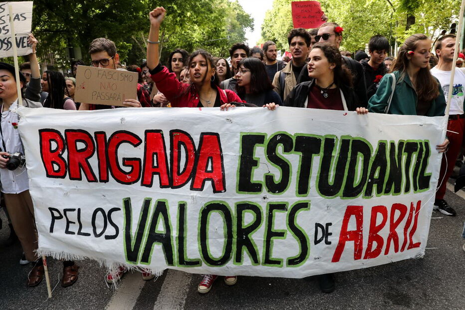 Milhares desfilam em Lisboa para lembrar 'Revolução dos Cravos' nos 45 anos do 25 de Abril