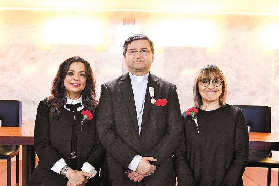 D. Américo Aguiar com a presidente da autarquia Luísa Salgueiro (à esq.) e Palmira Macedo, da assembleia municipal 