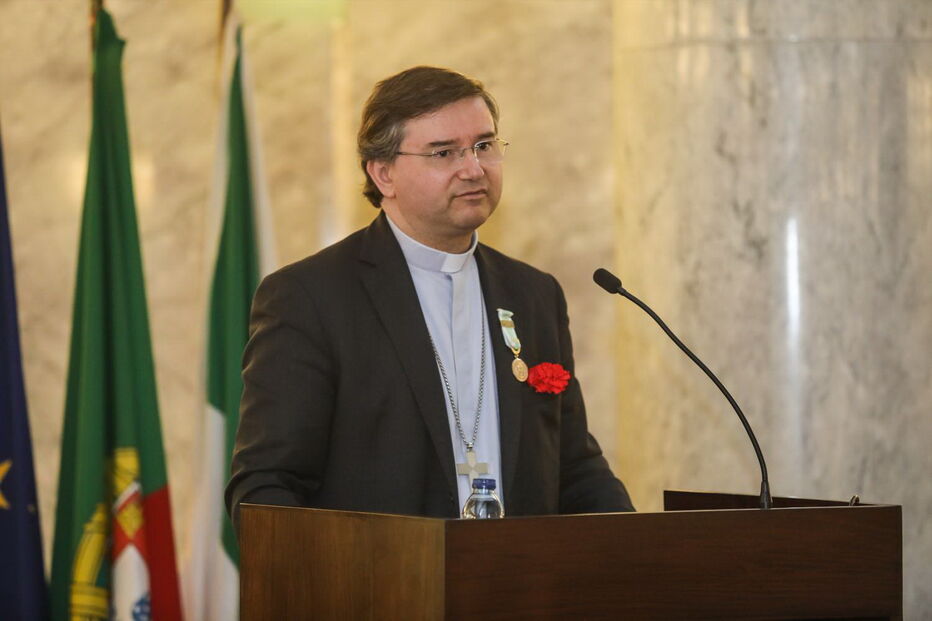 D. Américo Aguiar com a presidente da autarquia Luísa Salgueiro (à esq.) e Palmira Macedo, da assembleia municipal 