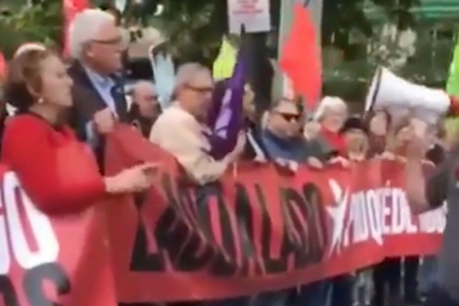 Bloco de Esquerda canta pela morte de Bolsonaro na marcha do 25 de Abril
