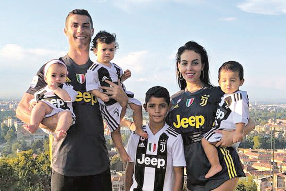 Modelo já se assumiu como mãe dos filhos de Ronaldo 