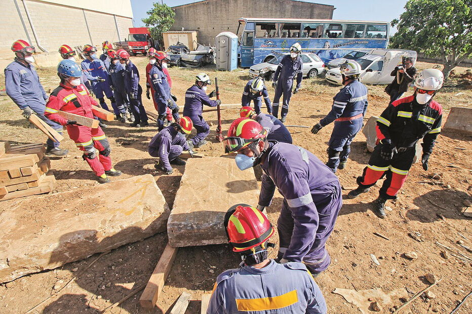 Bombeiros vivem como se estivessem num cenário real de catástrofe   