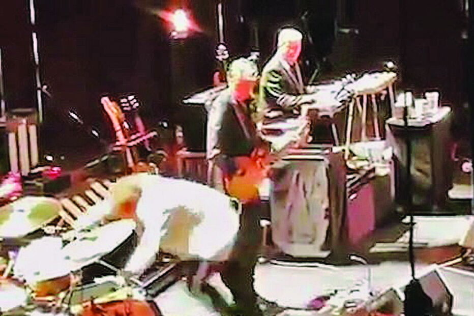 Dylan na altura em que quase caiu em palco, durante um concerto  