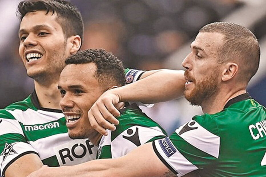 Dieguinho (ao centro) saudado após ter marcado um dos seus três golos 