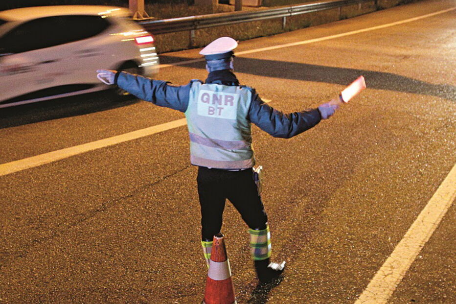 Militares envolvidos iam para um acidente com um condutor alcoolizado