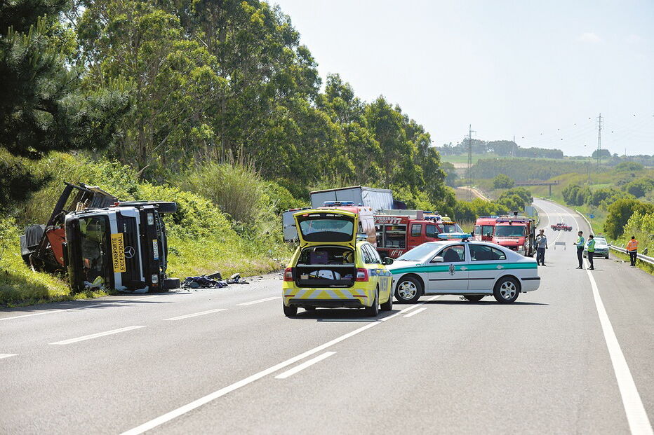 Colisão obrigou ao corte do IP6 durante várias horas para prestar socorro às vítimas e remover os veículos 