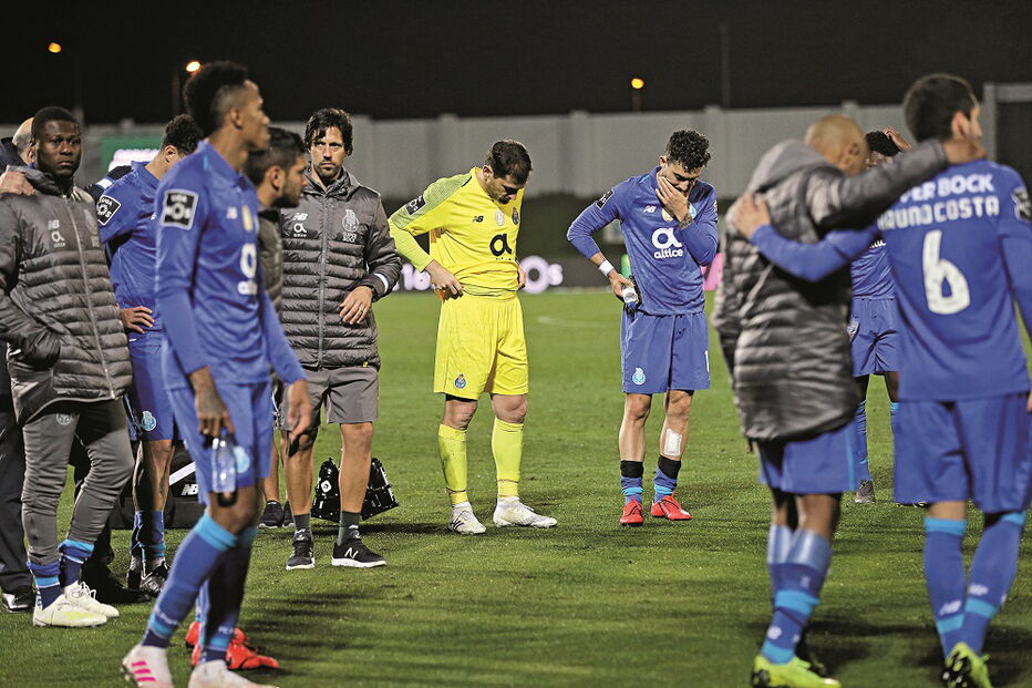 Desalento entre jogadores e técnicos do FC Porto no final do jogo em Vila do Conde 